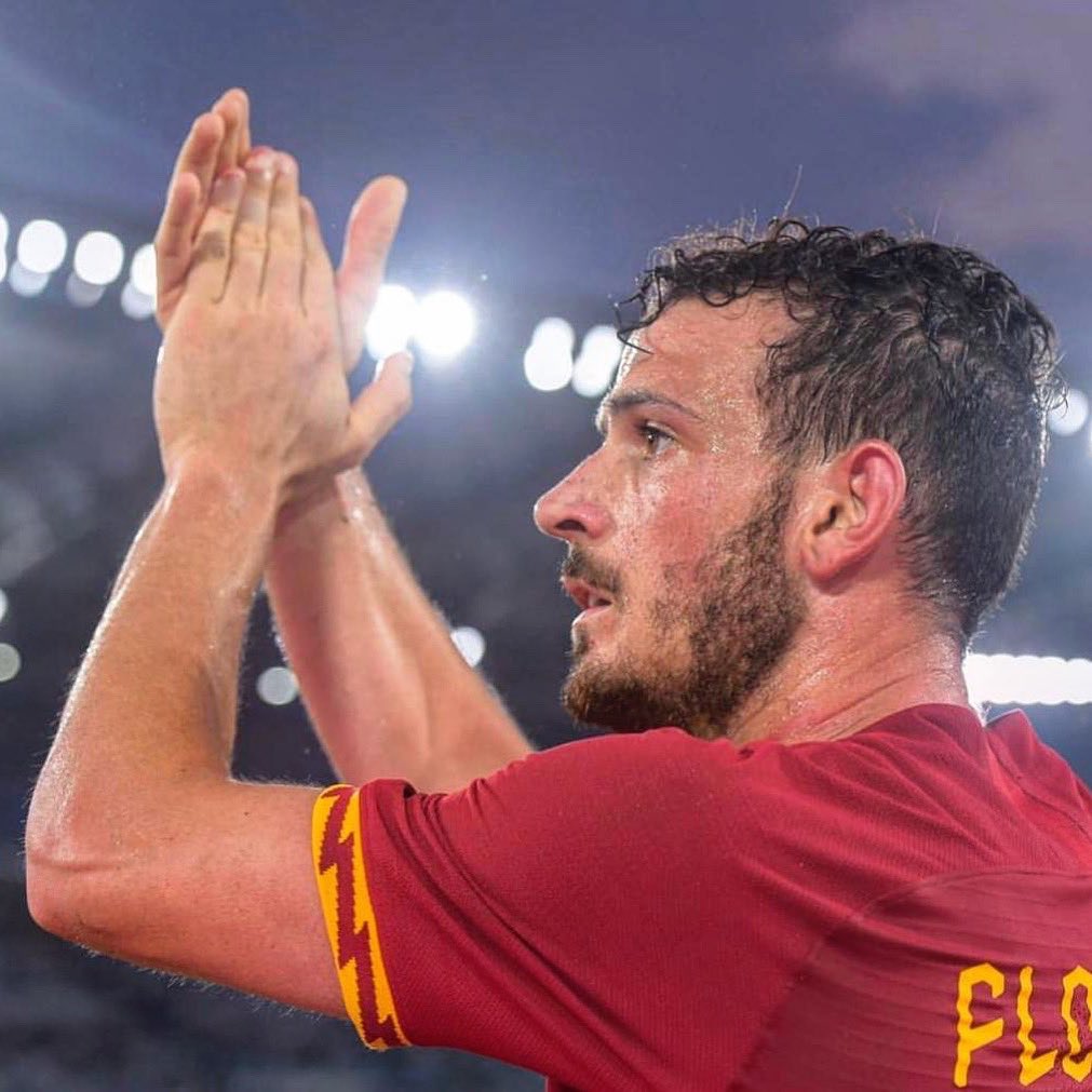 Florenzi's tweet photo. Ripartiamo da qui. Da questo gruppo che oggi ha lottato in campo con orgoglio e da chi dagli spalti ci ha sostenuto con passione. Tutti assieme per riportare il nome di Roma in alto. Per questa maglia e per questa città. 💛❤ #LazioRoma https://t.co/Nu3jcycdzt