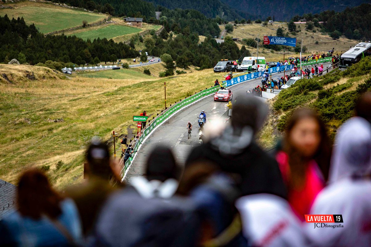 #VueltaRTVE01S 

✅ #tadejpogajar , el ciclista mas joven del pelotón de la <a href="/lavuelta/">La Vuelta</a> , con solo 20 años.
Cambio de líder, <a href="/NairoQuinCo/">NairoQuinCo</a> , y etapa épica por la lluvia, granizo y tormenta.
Nunca me había mojado tanto y he pasado 8 <a href="/ZegamaAizkorri/">Zegama Aizkorri</a> ...