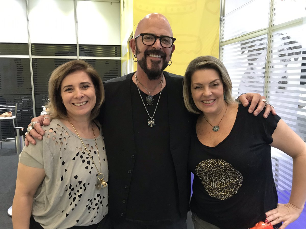 Ontem foi dia de ver e tietar na palestra do <a href="/JacksonGalaxy/">Jackson Galaxy</a> no #petexperience2019! Amei! ❤️