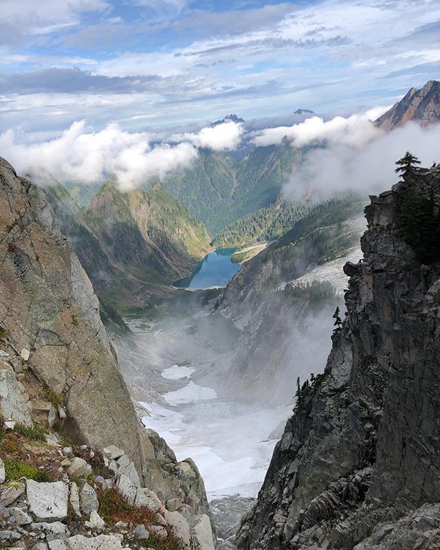 lucasnolta's tweet photo. The views on Vesper Peak were not to be beat. We climbed The Ragged Edge 5.7, 6 pitches (📸: @joshuamsinger ) .
.
.
#optoutside #rei1440project #getoutstayout #getoutside #theoutbound #choosemountains #keepitwild #adventureculture #exploremore #thegre… https://t.co/QkBUoHtAic https://t.co/x9eEgAh6ZL