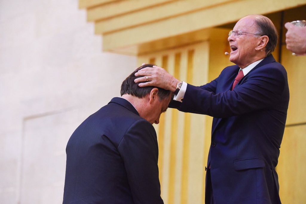 Marcos Pereira on Twitter: "Hoje o bispo Edir Macedo consagrou o presidente Jair Bolsonaro na presença de mais de 10 mil fiéis, no Templo de Salomão. Temos que orar pelo nosso presidente,