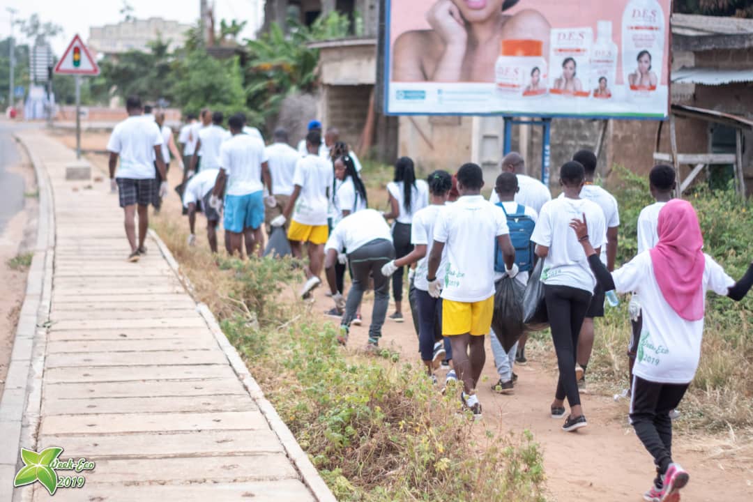 EyramVictoire's tweet photo. EcoJogging, Bougeons et sauvons la planète ! 🤸
#Weekeco2019
#Ouidah2019
#beatplasticpollution
#Ecolotrip
#Ecojogging https://t.co/LJGETlfH5e