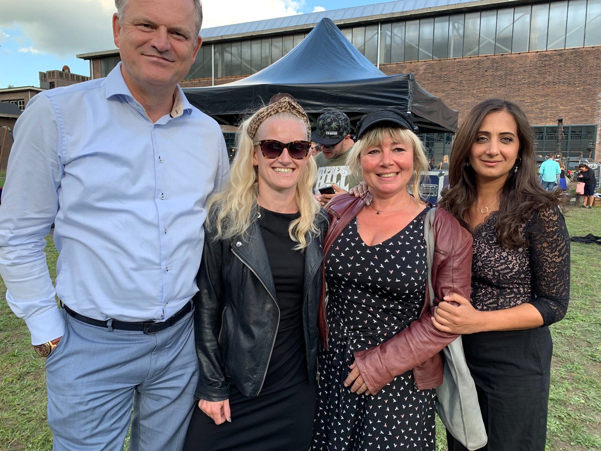 songulmutluer's tweet photo. Een beetje onZaans maar wat een bruisend festival op @hembrugterrein beleefd vandaag. 
Zaanstad is mooi.. @HmbrgHappening #wijkwethouder @GemZaanstad https://t.co/SnpLoEZR6F