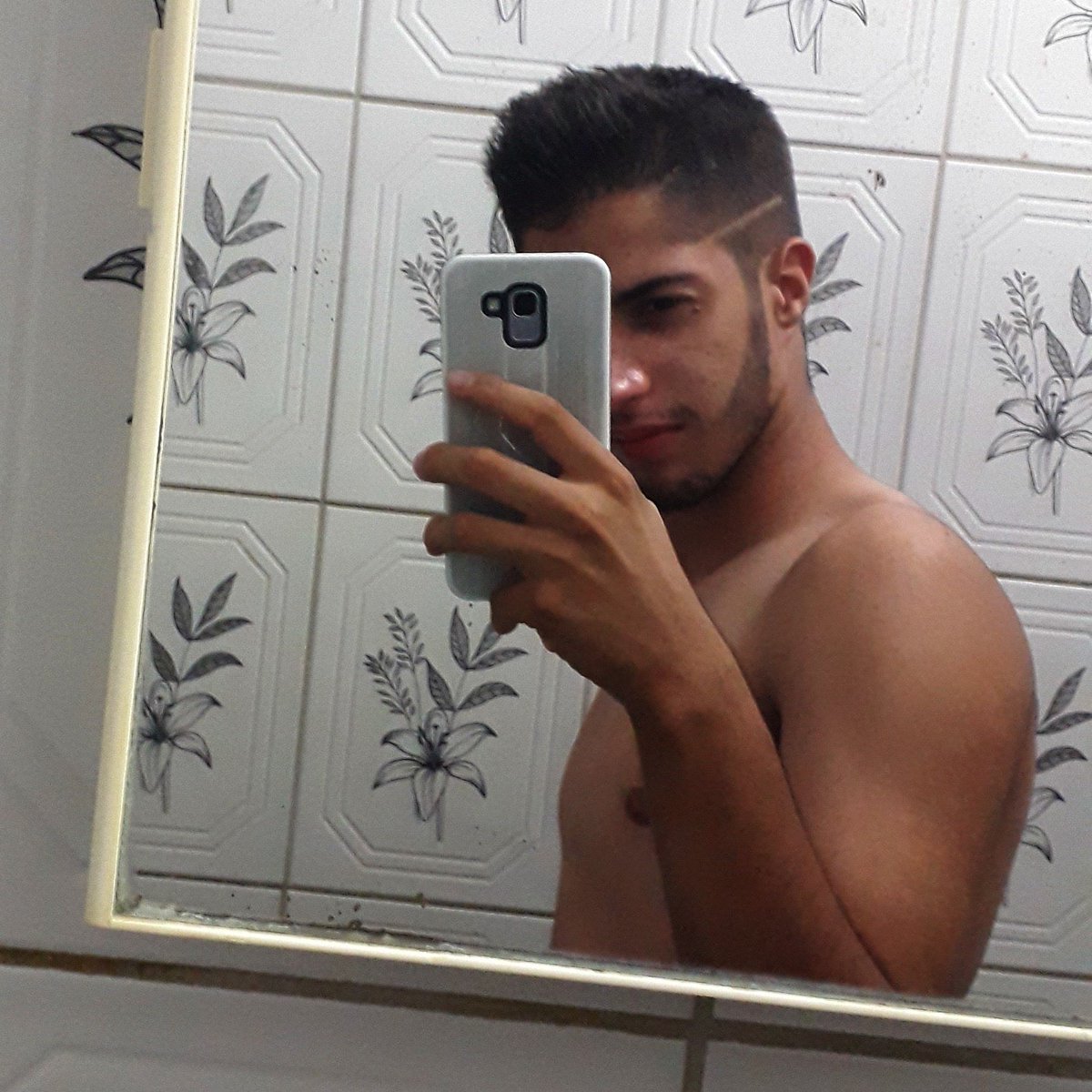 Gay_sentimental's tweet photo. #LGBTwitter 
Minha família falava pra mim "não sente em colo de homem" ,segui o Conselho e hj os homens que sentam no meu colo.

Obrigado família. https://t.co/LpP44rsG6W
