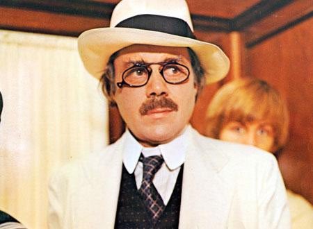 ぼのぼの ベニスに死す ラスト近く キラキラと光る浅瀬でタジオが何かを指すロングショットは 映画史上屈指の名ショット 上手の打ち捨てられたカメラや奥にいる船は何を意味するのか 解釈は無限であり そのどんな解釈をも超えて圧倒的に 美しい