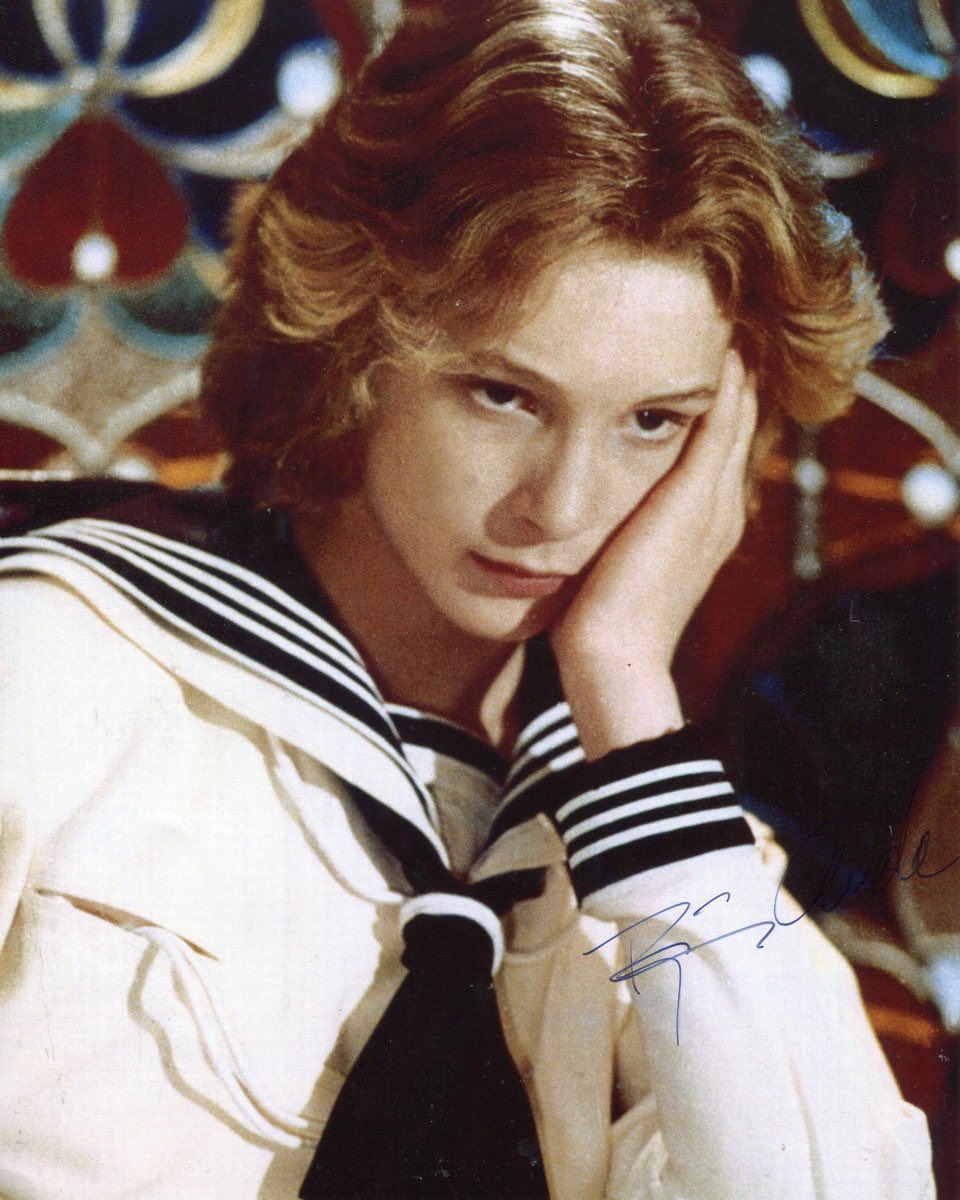 ぼのぼの ベニスに死す ラスト近く キラキラと光る浅瀬でタジオが何かを指すロングショットは 映画史上屈指の名ショット 上手の打ち捨てられたカメラや奥にいる船は何を意味するのか 解釈は無限であり そのどんな解釈をも超えて圧倒的に 美しい