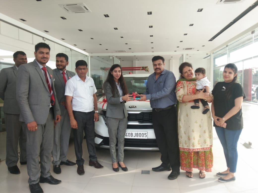 JaikaKia's tweet photo. Jaika Kia Delivery Ceremony.✨🎊🚗🎉 #kiaseltos #happycustomer #kiacars #CarsOfIndia #KiaFamily To get more details call: 8975768392 https://t.co/an643ie2Ve