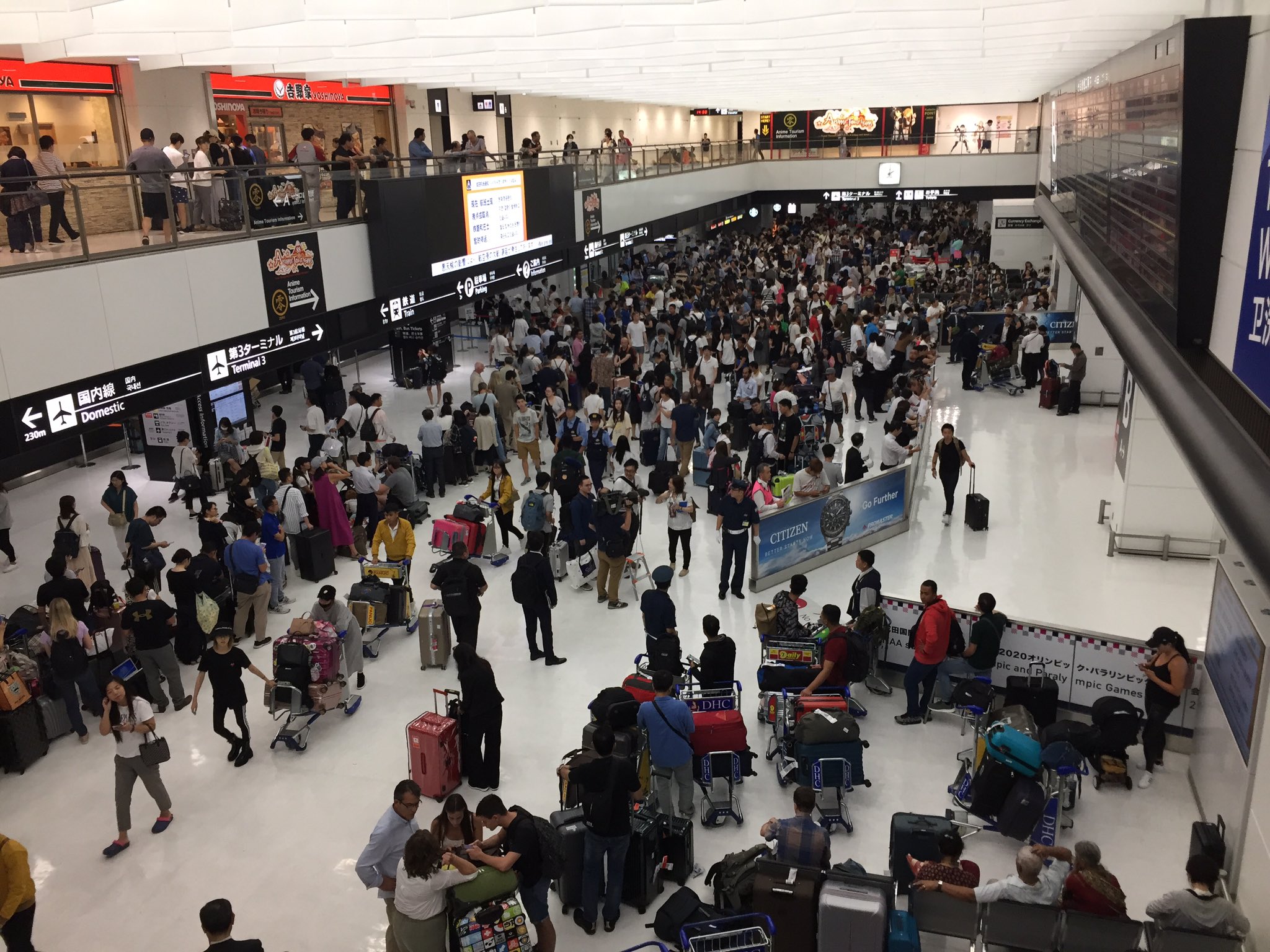 成田空港が帰宅難民で大混雑している現場の画像