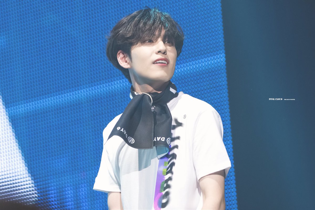 pink_cloud94's tweet photo. 190908 GRAVITY in BUSAN

마이데이들 다칠까봐 계속 걱정하던 착한 필이😂

#데이식스 #DAY6 #원필 #wonpil https://t.co/icjsmUTlmZ