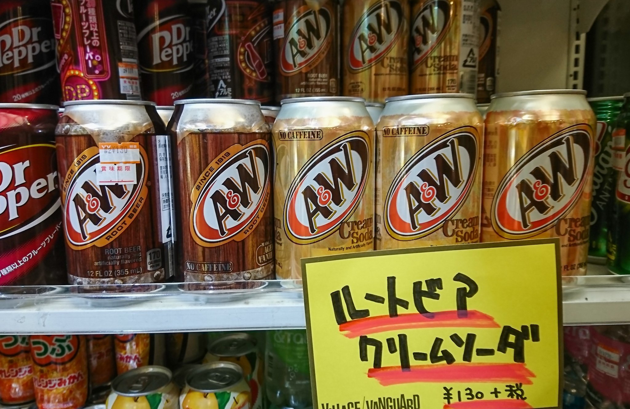 ヴィレッジヴァンガード渋谷本店 ルートビア クリームソーダ味 熱狂的なファンの多い ルートビアのクリームソーダ味 入荷しました お味はというと 甘ーいバニラフレーバー もしかしたら 予想外かも もちろん定番のルートビアも揃えて ヴィレッジヴァンガード渋谷本店 ルートビア クリームソーダ味 熱狂的なファンの多い ルートビアのクリームソーダ味 入荷しました お味はというと 甘ーいバニラフレーバー もしかしたら 予想外かも もちろん定番のルートビアも揃えて