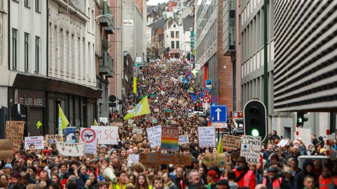 HLN_BE's tweet image. Youth for Climate roept leerkrachten op om mee actie te voeren dlvr.it/RCkPHG