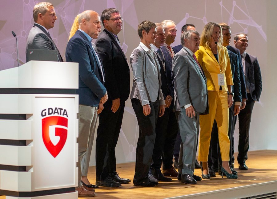 The speakers of the 15th NRW Security Day gather on the stage of the G DATA event hall. 

#ASW #NRW #Sicherheitstag #GDATACampus #cybersecurity