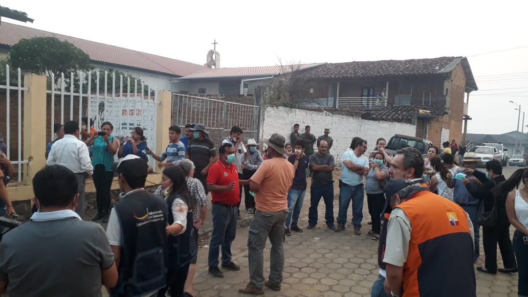 GoberLoja's tweet photo. TERRITORIO | Autoridades informan la suspensión de clases en el cantón #Quilanga, las parroquias #Fundochamba y #SanAntonioDelasAradas.  Además se suspende en la parroquia #ElLucero cantón #Calvas; esta medida se toma por la cantidad de humo que produce el incendio en las zonas. https://t.co/2oJjqm7Xbs