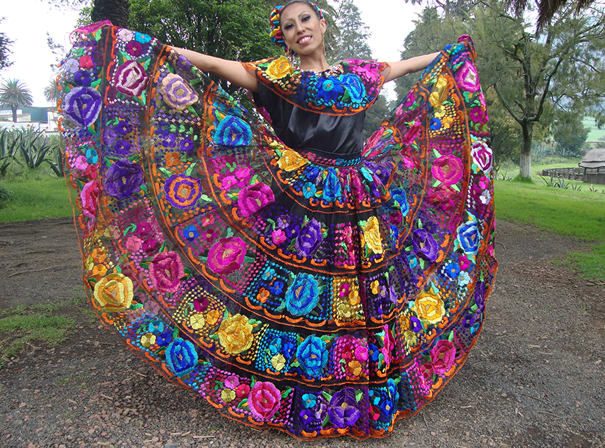 LosSoadores5's tweet photo. 7.- Chiapas: #MexicoinmyHeart typical suit of chiapas: the suit consists of a satin blouse with semicircular neckline, wears a flight of tulle with flowers embroidered on a petatillo with silk threads and colored artillery. https://t.co/tcOMnHFWmH