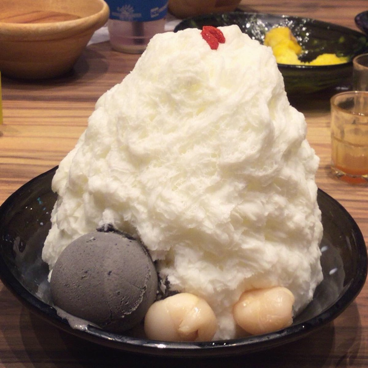 mocaron's tweet photo. 今年の夏はこれでカキ氷食べ収めかなあ🍨✨
マンゴー🥭
いちご🍓
杏仁豆腐
コーヒー☕️カキ氷
#ICEMONSTAR https://t.co/xAua5X1Tyv