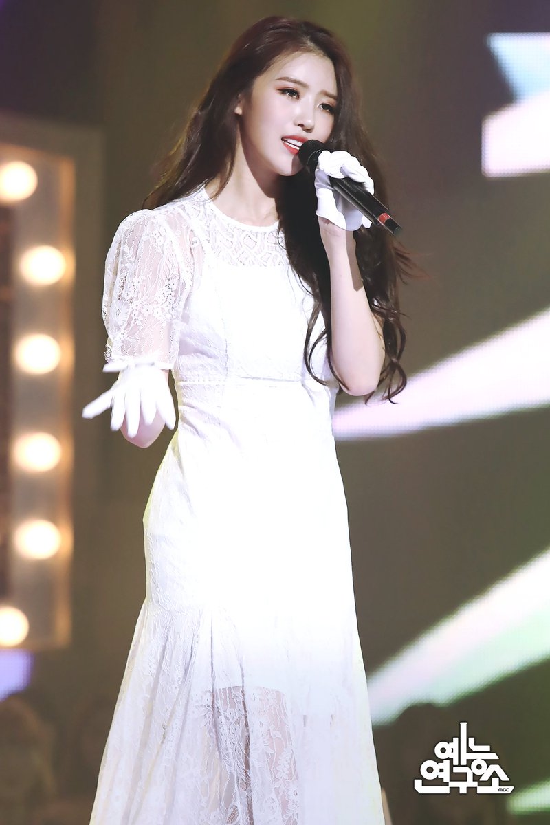 MBC_entertain's tweet photo. #꽃신 정체는~~ 러블리즈 퀸미주!👑
미엉아 고마워 덕분에 미듀미듀한 일요일을 보냈어!😻
#복면가왕 #이미주 #러블리즈
@Official_LVLZ https://t.co/WpO4BJheo9