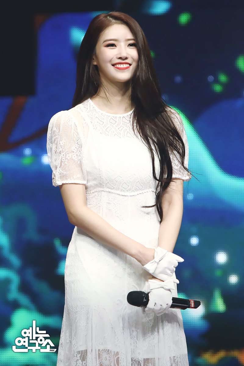 MBC_entertain's tweet photo. #꽃신 정체는~~ 러블리즈 퀸미주!👑
미엉아 고마워 덕분에 미듀미듀한 일요일을 보냈어!😻
#복면가왕 #이미주 #러블리즈
@Official_LVLZ https://t.co/WpO4BJheo9