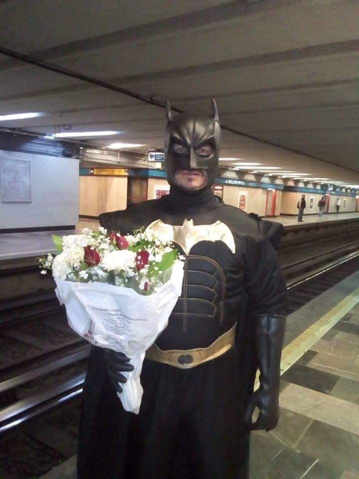 Roberto Flores Gallo в Twitter: „Se filtran fotos de Batman llevando flores  a #Enfermería, ¡su nueva conquista! ¡Vaya que les invierte! ? Se debe  tener muy baja autoestima para andar con este