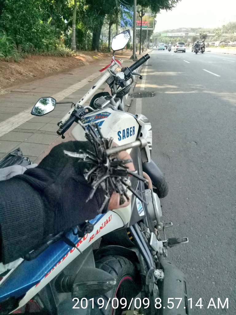 09.08: RT <a href="/rohim_saber/">rohimsaber87 🇲🇨🇲🇨</a> : Penyapuan ranjau jari-jari payung di ruas Jln. Gatsu Senayan arah ke Semanggi, Jakarta. Hati-hati jika melintas  #ElshintaEdisiPagi