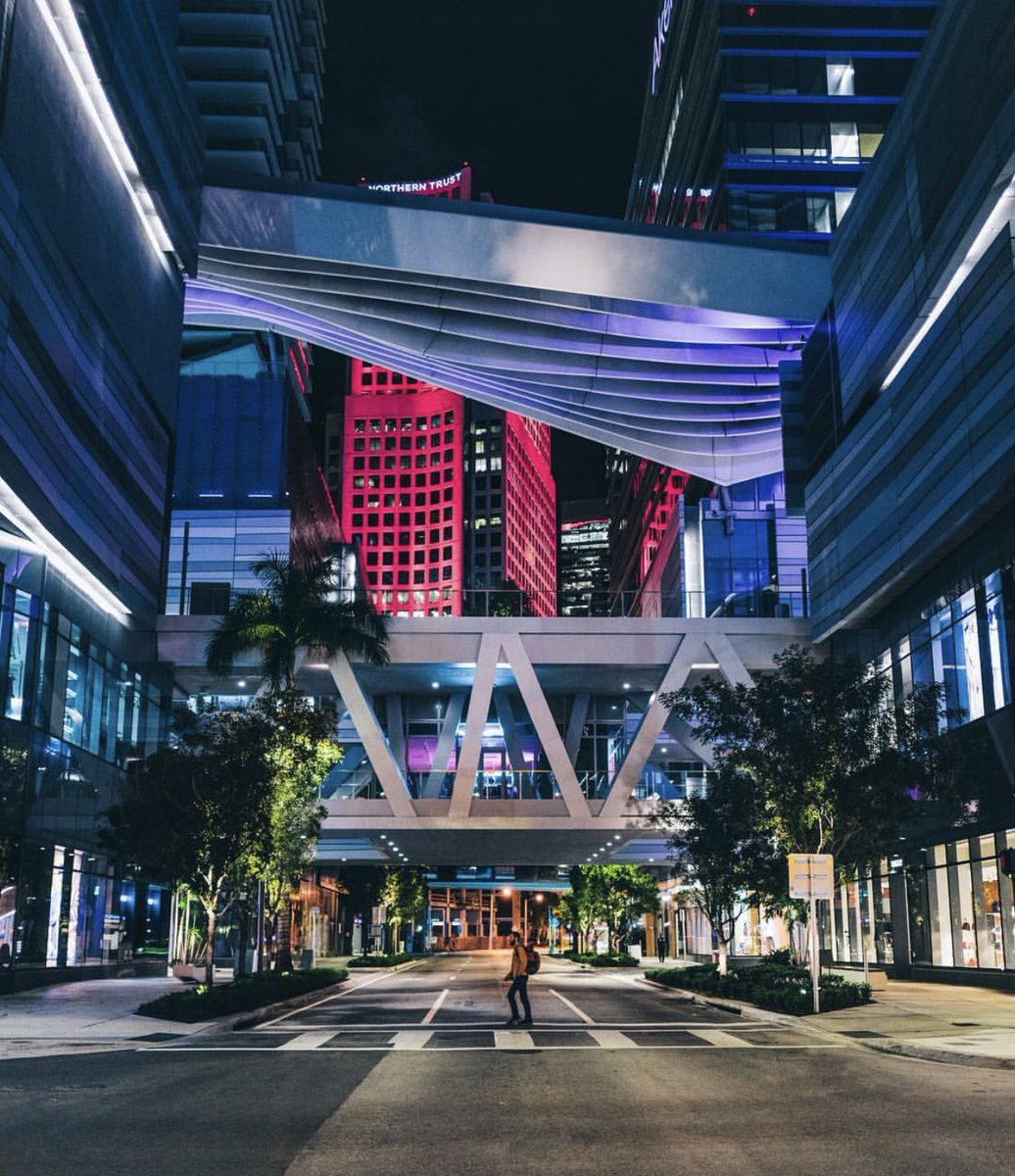 CityofMiami's tweet image. Walking into Monday... ⭐️ #Miami 📸: Tony Sarria