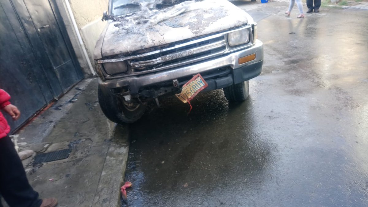 Pol_Boliviana's tweet photo. #LaPaz
Durante el transcurso de la tarde, una camioneta se incendió en la Z/.Villa Litoral, la oportuna reacción de nuestros #BomberosAntofagasta logró controlar el siniestro. 
Dos personas resultaron heridas y recibieron atención prehospitalaria por parte nuestros funcionarios. https://t.co/K7bmmSWqyH