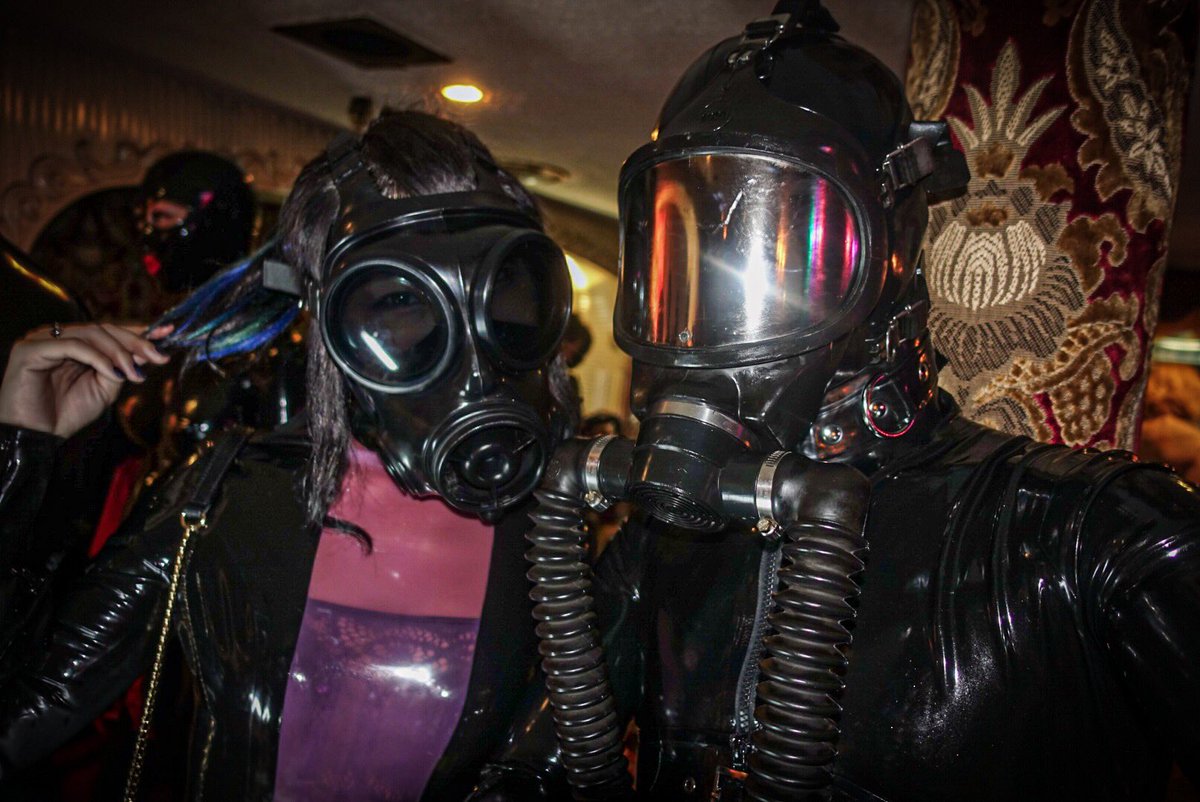 ラバー民カブキ アズラー Kabuki Azraa ガスマスクにドレスとシンプルなコーデ最高に素敵でした 女性のガスマスクってたまらんな Atomarusan26 デパh