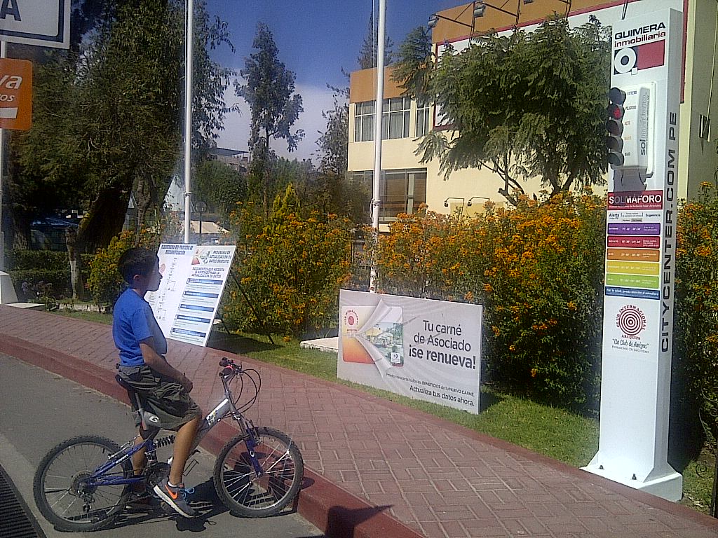 SolmaforoPER's tweet photo. El peligro que no se ve.
Cuando estes al sol protegete con 
Cremas, gorra o sombrero.#radiacionuv
#rayosuv #hidratate  #solmaforoperu #Arequipa https://t.co/SRdNIxPrXC