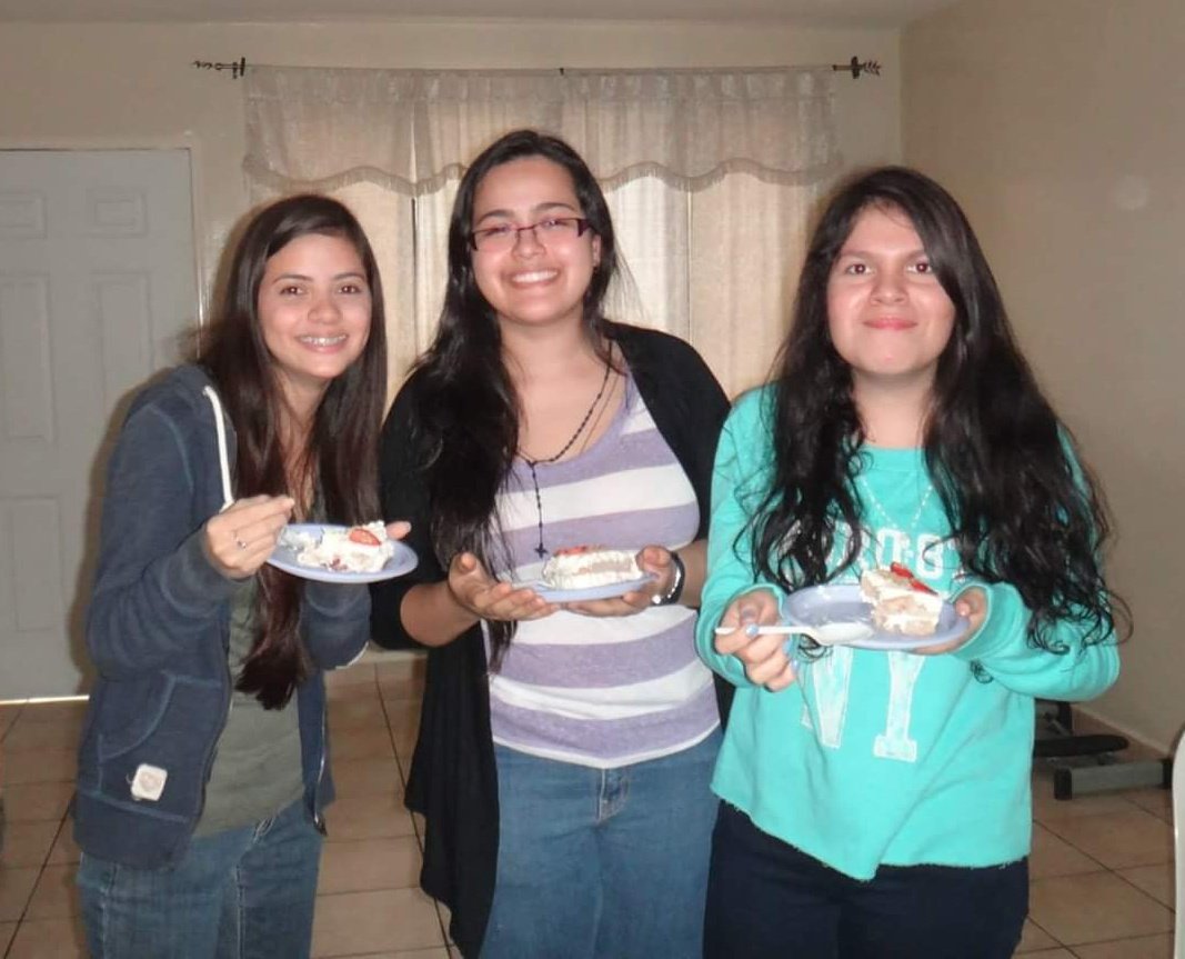 NicoleBanegas's tweet photo. @lauchristine9 @EmyHdez #6yearschallenge https://t.co/RcPKZey35N