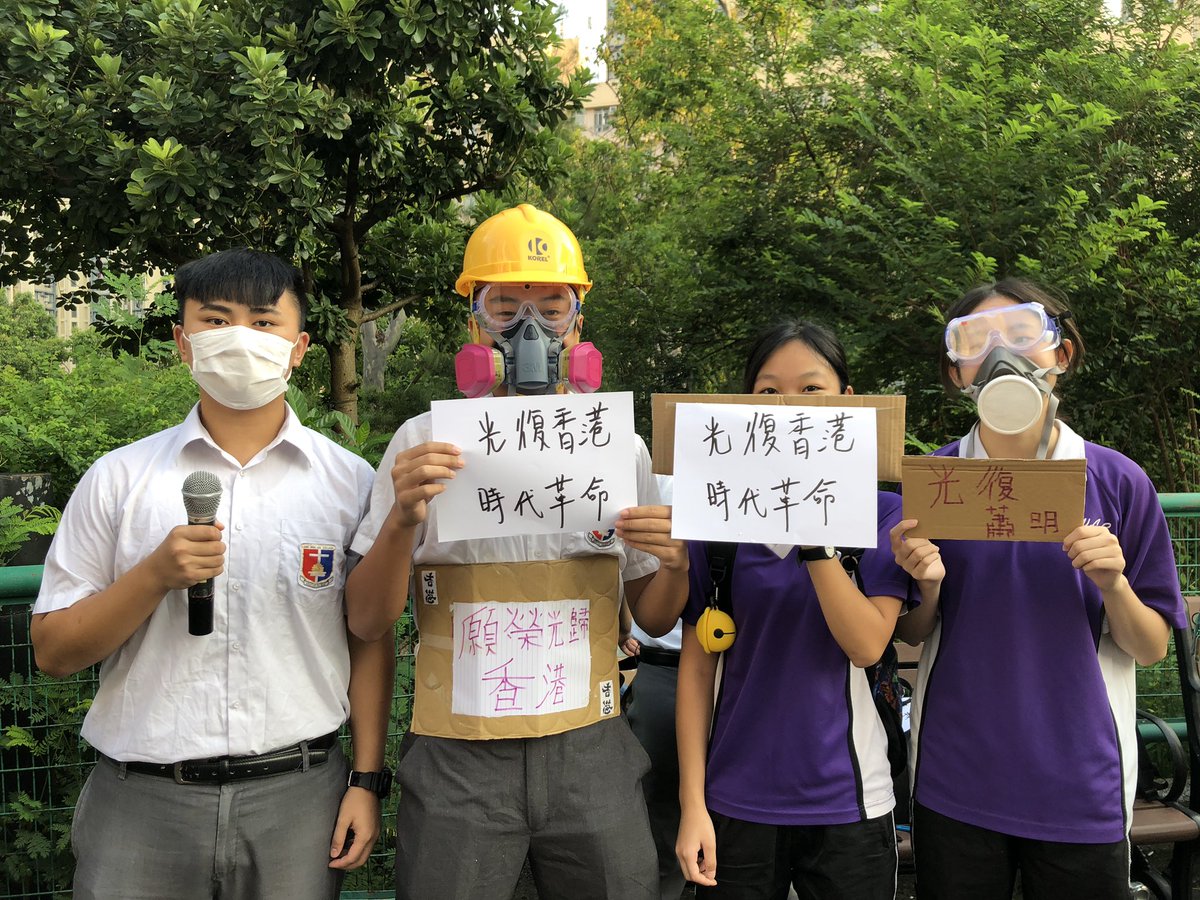 gigi_choy's tweet photo. Pupils joining a human chain involving 11 secondary schools in Kwai Tsing this morning. #antiEALB #classboycott #HongKongProtests https://t.co/7RCbn3gh6y