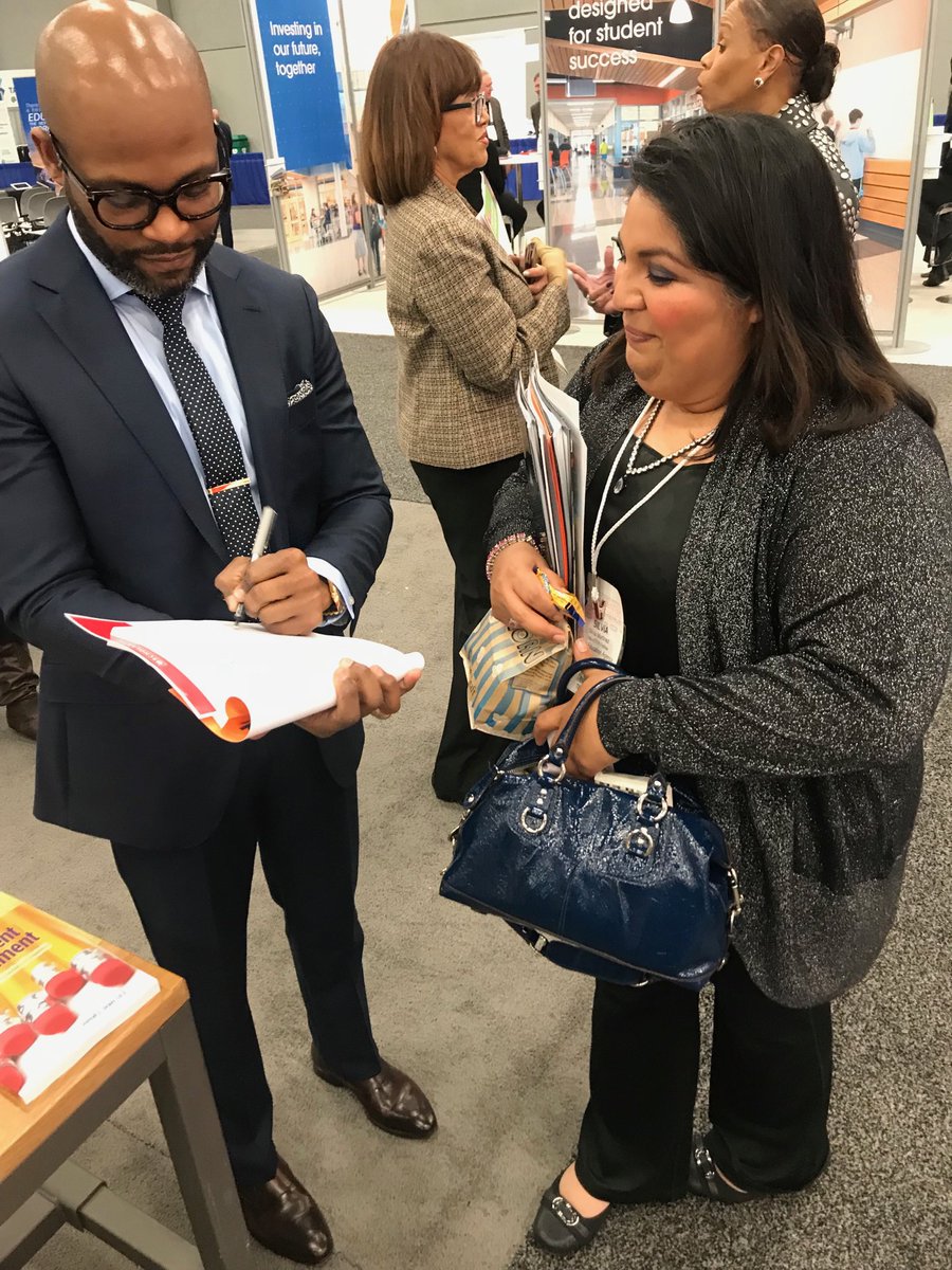DonyallD's tweet photo. I will autograph every book until my sharpie runs dry‼️ https://t.co/h7aIHGDl4t