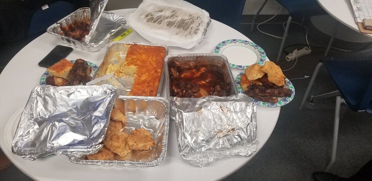 mrgvalentino's tweet photo. Since they couldn't make it home for Sunday dinner I brought it to them!! #SundayDinner #JetBlue #BlueMSP #inspiregreatness #begreat #goodfood #B6 #leadbyexample #leaderswhocook https://t.co/txdad0pnjL