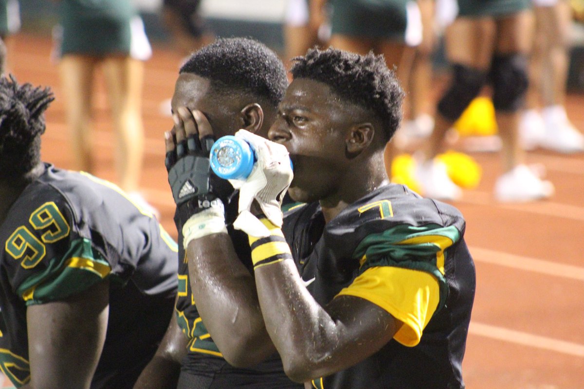 cbezzy1's tweet photo. DUBB vs Tylertown 21-0 #TRMT https://t.co/QvNxMvfG53