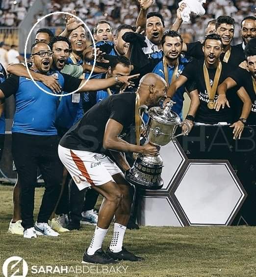 dr_maryiam_y's tweet photo. #الزمالك_بيراميدز
شوقى السعيد لم يكتفى بالاحتفال بالكاس فى المدرجات بل أصر على النزول الى ارض الملعب للاحتفال مع زملائه السابقين
ناس تمشى وتفضل بروحها كاسبه احترامى ❤️ https://t.co/18wplwcFQC