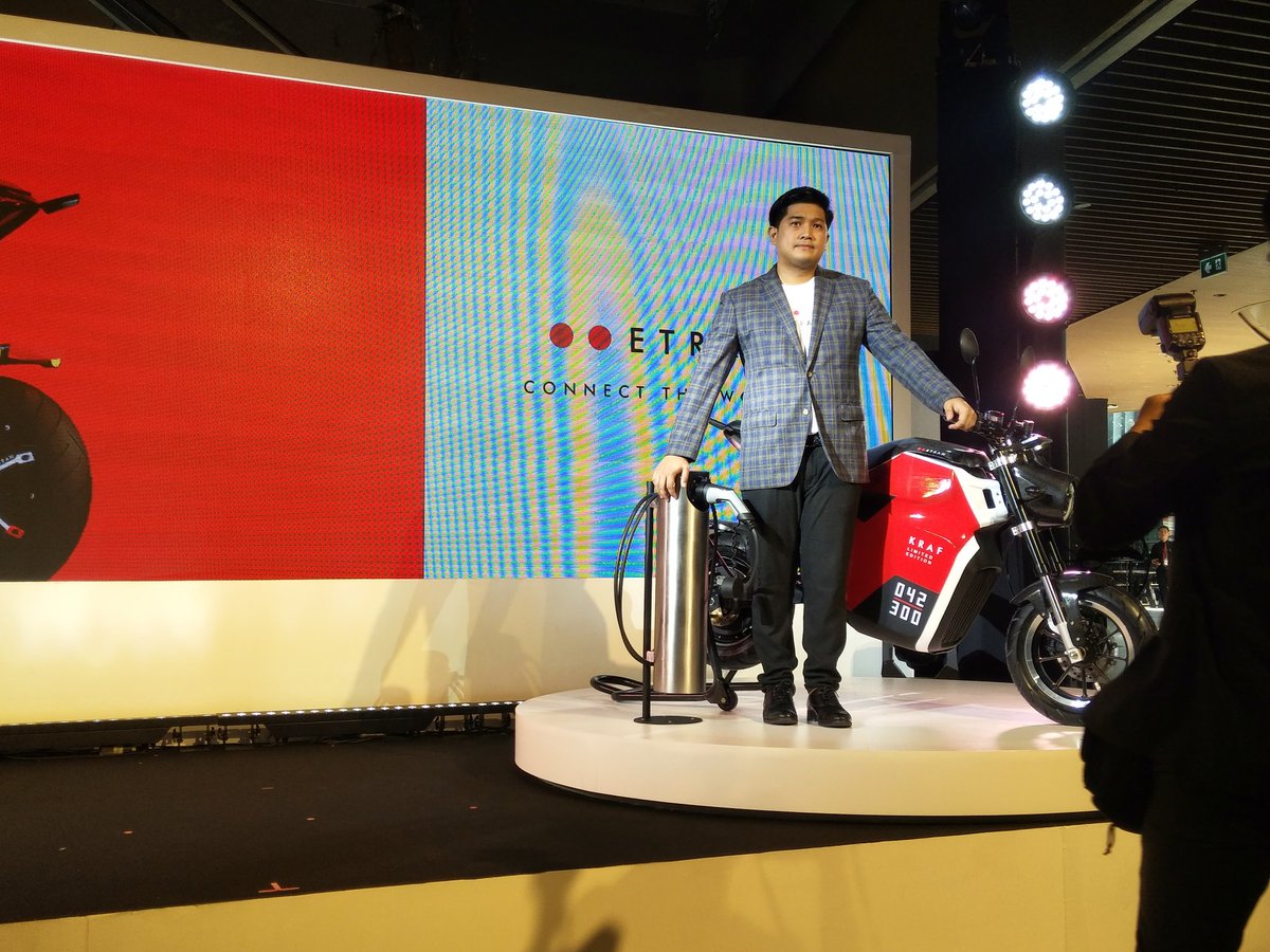 ncjune's tweet image. มาพบกันค่ะ #ETRAN #KRAF

#Groove  #CentralWorld