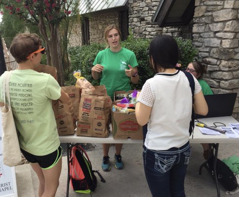 ucmtxstate's tweet photo. FREE GROCERIES AT #TXST
Mondays 12-1pm @ucmtxstate
Get a bag filled with healthy food from @HaysFoodBank each Monday lunchtime at the United Campus Ministry! Located across the UAC bus stop. Share the word to help hungry bobcats. #feedemupcats https://t.co/P4bZiJyED6