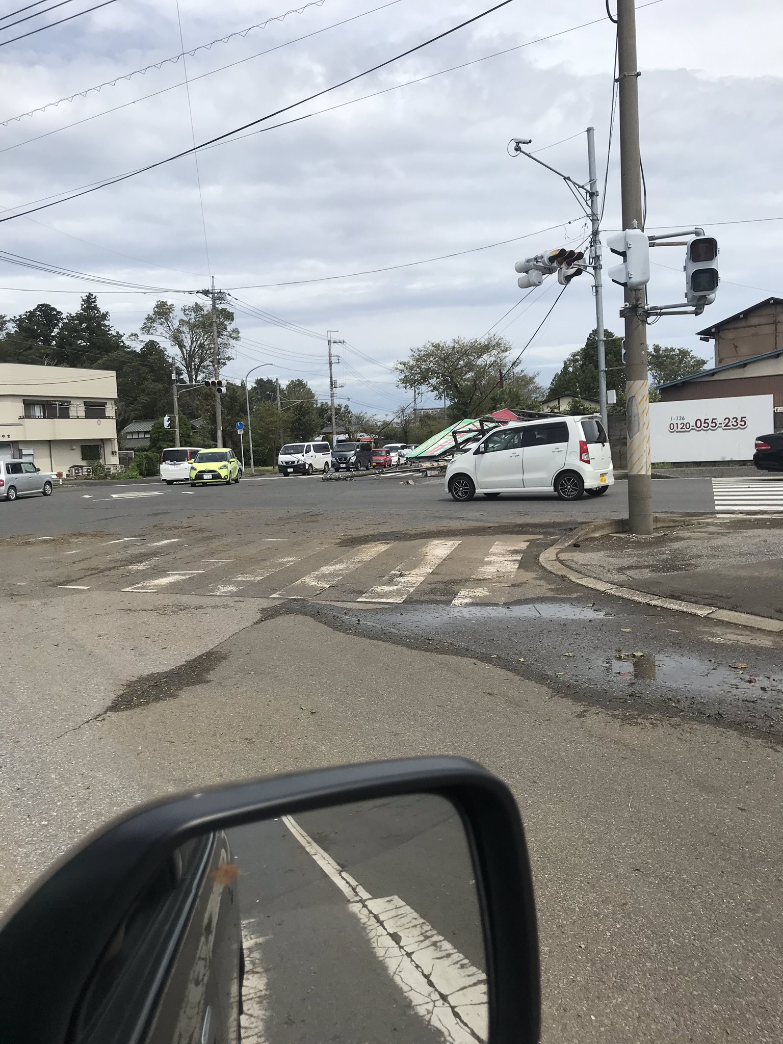 みぃ 市原市潤井戸 県道14号潤井戸交差点 ユニモ近く 電柱と看板倒壊 停電の為 信号機動いておらず T Co Tawqwmappa Twitter