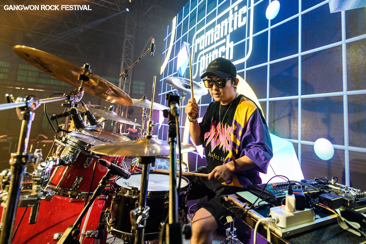 <GANGWON ROCK FESTIVAL 2019>
⠀
로맨틱펀치 Romantic Punch
⠀
-
SET LIST
⠀
01. 글램 슬램(Glam Slam)
02. 몽유병
03. 미드나잇 신데렐라
04. 라즈베리 비트
05. We are the champions
06. 밤은 짧아 걸어 아가씨야
07. 굿모닝 블루
08. 토요일 밤이 좋아

더보기 > hoy.kr/OJ0pB