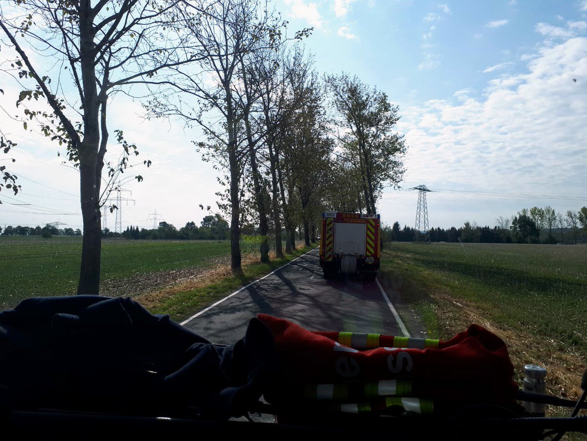 FF_Cossebaude's tweet photo. Gestern Vormittag ging es im Fahrzeugkorso über die Oberdörfer. Anläßlich 100 Jahre #Feuerwehr #Mobschatz fand ein Umzug mit historischen und aktuellen Einsatzfahrzeugen durch Rennersdorf, Brabschütz, Podemus, Merbitz und Mobschatz statt. https://t.co/dIUY4uAGjz