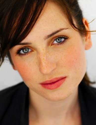Happy 37th birthday to Zoe Lister-Jones, who is directing new rendition of THE CRAFT! 