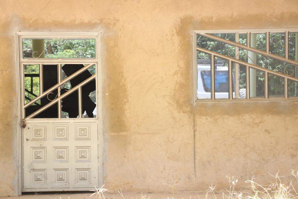 CICR_es's tweet photo. ¿Cuánto podrías aguantar encerrado si afuera llevan días en medio de disparos? 

En la localidad de Hacarí, Norte de Santander, Colombia, han estado hasta tres días sin salir de la casa. https://t.co/19wvJYizGO