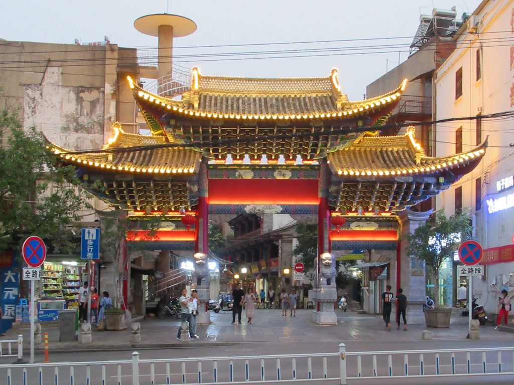 TravelStanley's tweet image. This impressive gate gives access to #Hanlin Street in old #Jianshui, #Yunnan, #China.