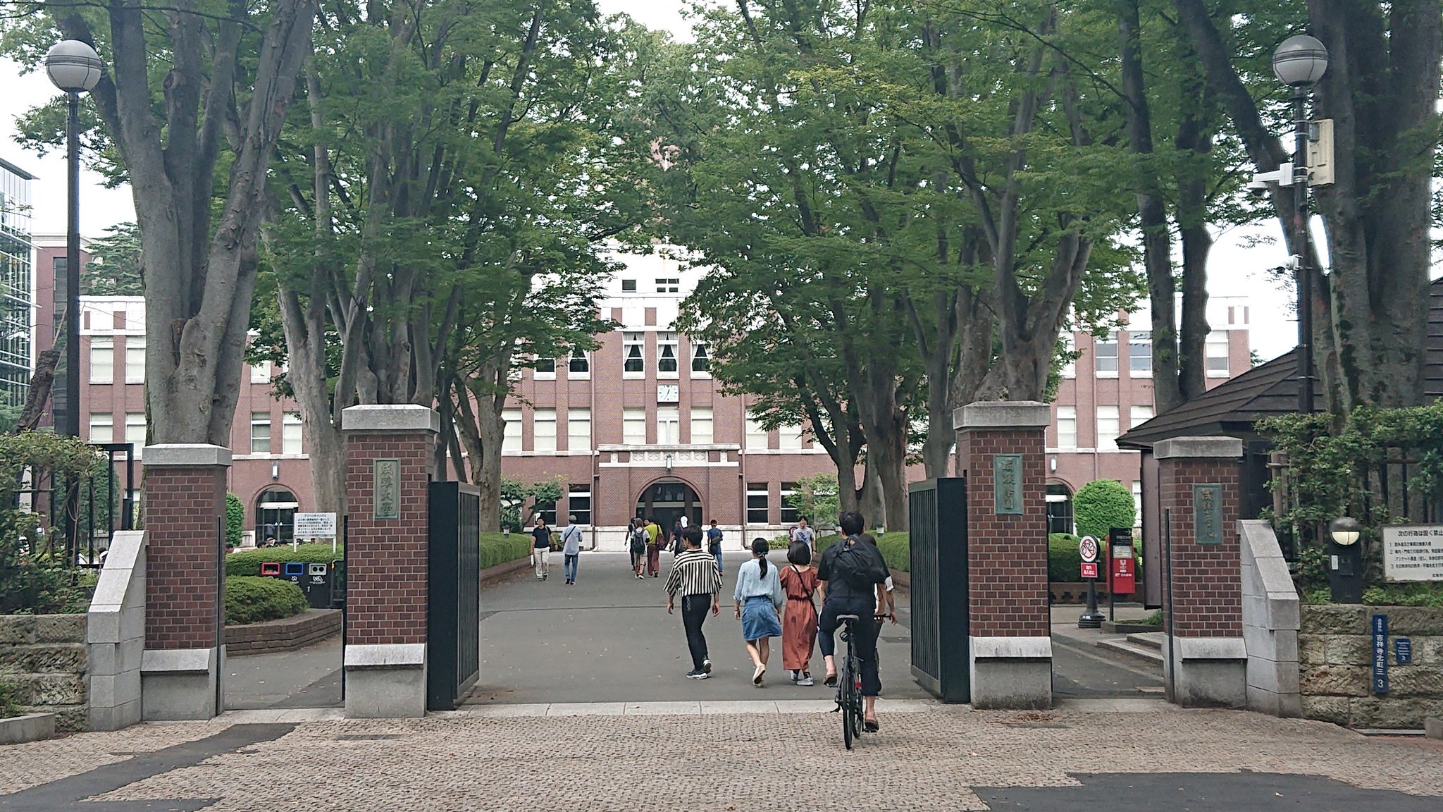 もーの 昨日仕事で訪れた場所の近くにあの英徳学園がある と気がついてちょっと見に行ってみました 人が沢山いましたが この景色 英徳だーってちょっと嬉しくなりました 続編いつか有るのかなぁー 花のち晴れ 平野紫耀 神楽木晴 英徳学園