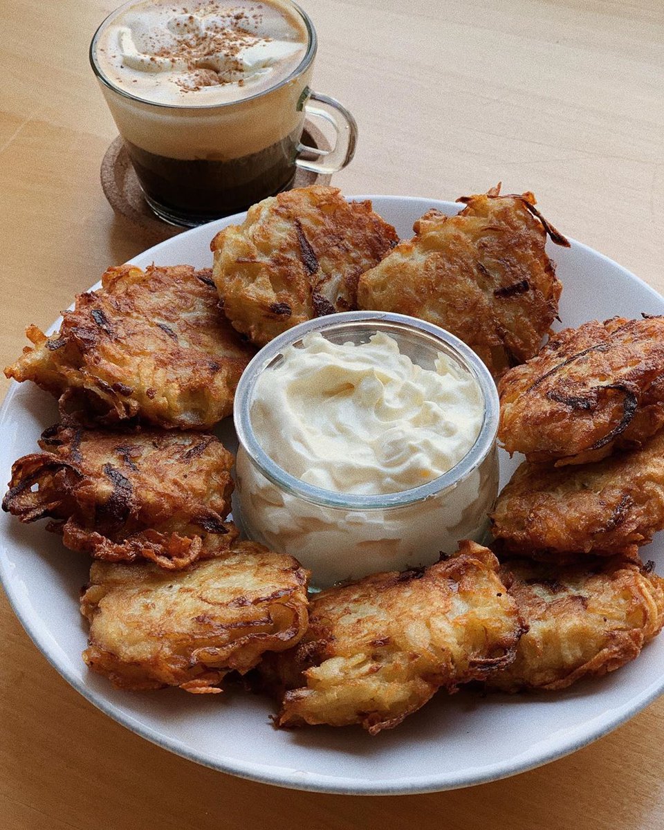 LATKES DE PAPA 🌟 cuando era chica mi papa hacia esta receta los domingos 🌈 me levanta con el olor a la papa y la cebolla friendose 🤗 no saben lo ricos que quedan!
El paso a paso y las cantidades están en insta storys 💖 
Si tenes que hacer muchos, frei todos y ponelos en un