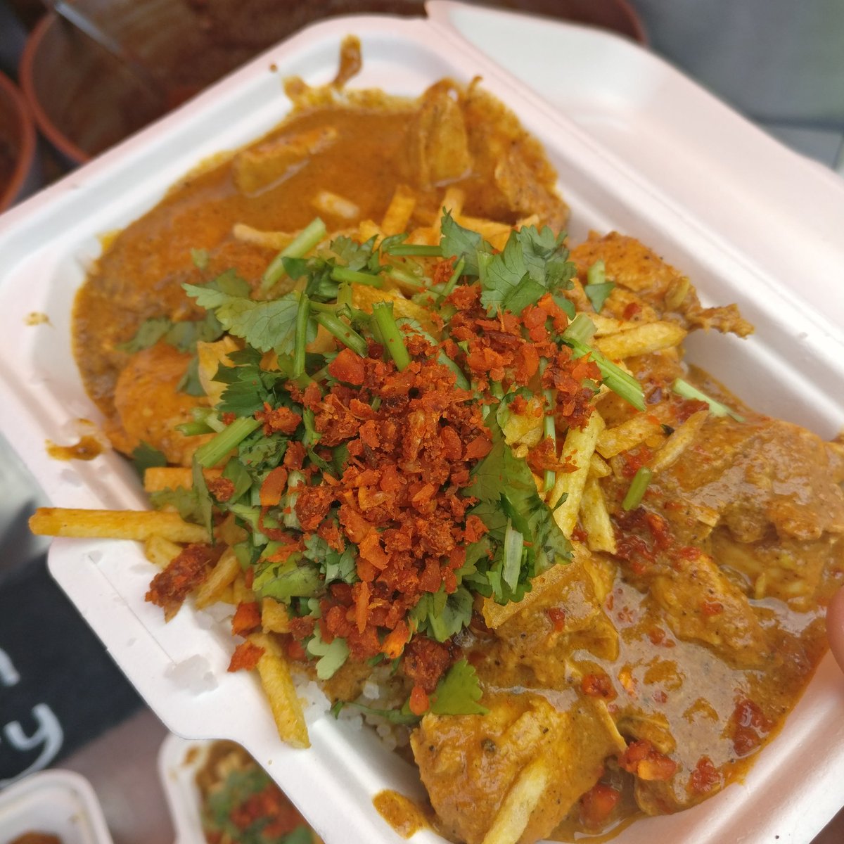 MircheesSeth's tweet image. Two thumbs to @signaturecurry for a yummy Chicken Xacuti at the @WaddesdonManor #chillifestival today. Only thing could have been hotter, in the context of #Chilli19 😉😋