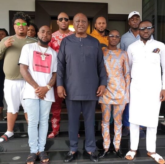 HamedBakayoko1's tweet image. J’ai reçu les artistes venus rendre hommage à DJ Arafat. Ensemble, nous avons partagé le souvenir de cette cérémonie historique, et condamné la profanation de la tombe. Cet acte ignoble ne saurait effacer les marques d’Amour et l’hommage exprimés envers le défunt et sa famille.