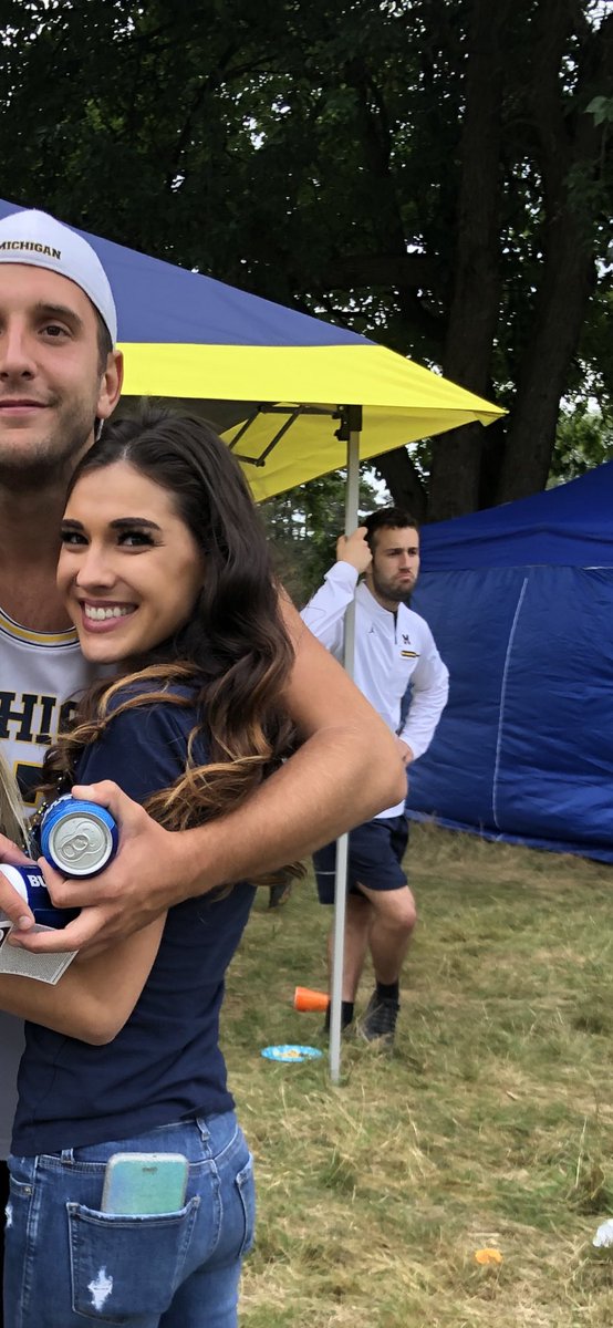 gabriellaescob's tweet photo. We promise to let you be in our picture next time @Brandon_Torchia https://t.co/hzMghPx7Gn