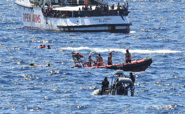 d_kowou's tweet photo. Drames des migrants sur les #côtes méditerranéennes. Drames! !! Des milliers qui s 'en vont braver la mer et qui se retrouvent sous les vagues . Pourquoi rien ne se fait? A qui profite ce drame? Triste réalité! !!@DzahiniE @Edudzi_D https://t.co/HQHSIB0wED