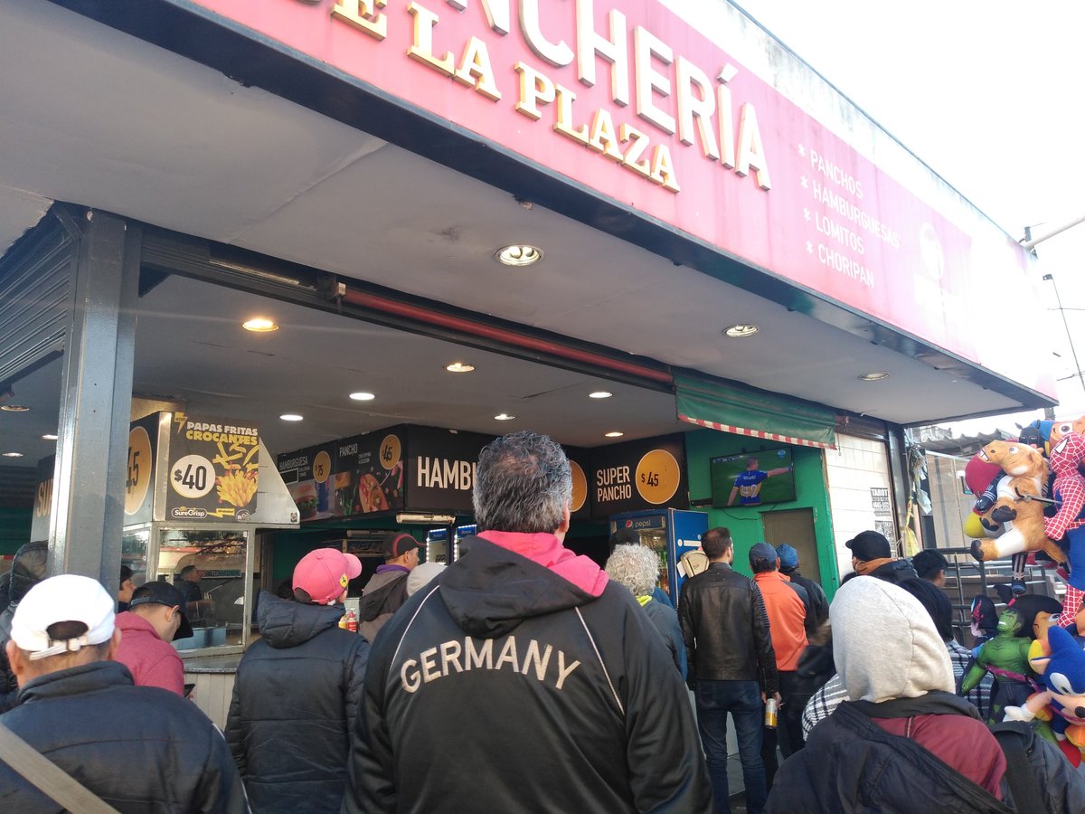SomosConurbano's tweet photo. PASIÓN SUPERCLÁSICA EN EL SARMIENTO ⚽🚆
Serán tiempos de #futbolparapocos, pero la pasión no cambia: así se vive el #Superclasico en la estación de Morón del #TrenSarmiento.
#FelizDomingo #HoyRiver #HoyBoca #lapasionnosemancha https://t.co/BQ3y88FiLL
