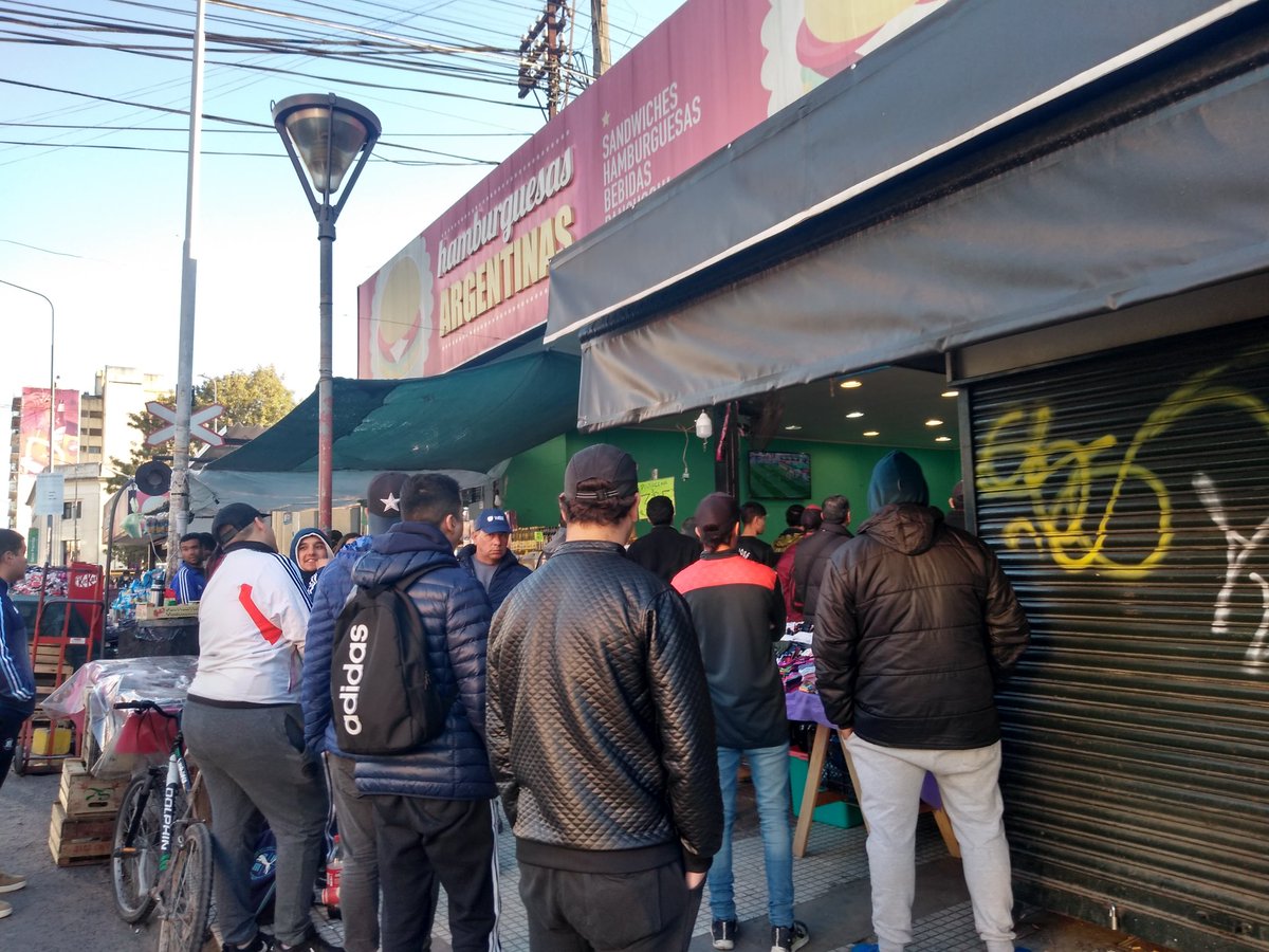 SomosConurbano's tweet photo. PASIÓN SUPERCLÁSICA EN EL SARMIENTO ⚽🚆
Serán tiempos de #futbolparapocos, pero la pasión no cambia: así se vive el #Superclasico en la estación de Morón del #TrenSarmiento.
#FelizDomingo #HoyRiver #HoyBoca #lapasionnosemancha https://t.co/BQ3y88FiLL