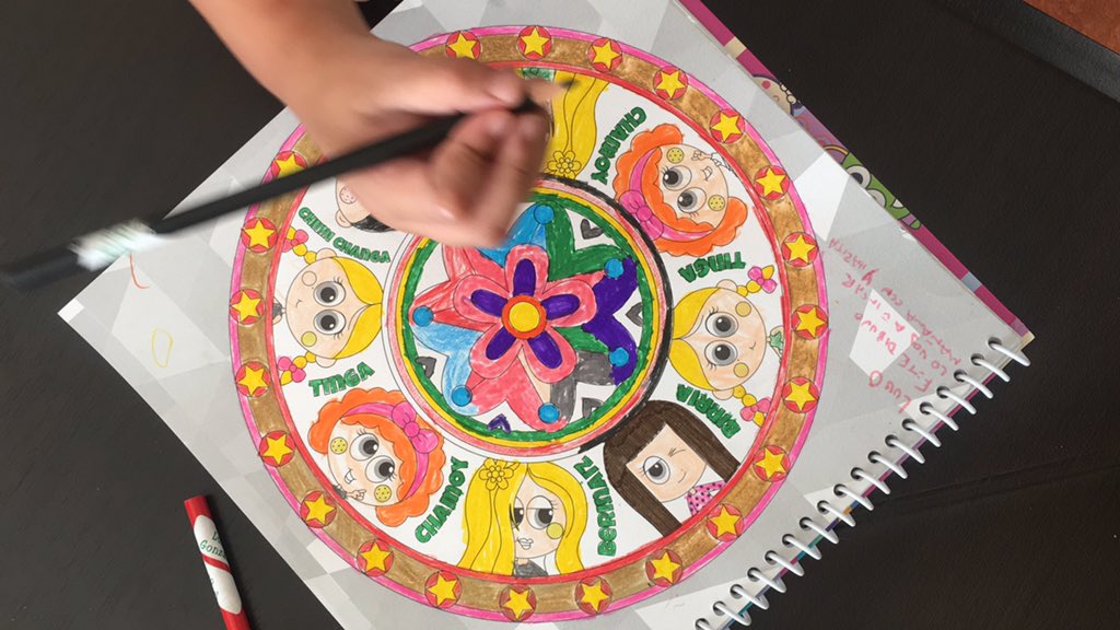El_Luis_O's tweet photo. Aquí estamos! Dándolo color a estos cjikimándalas de @Distroller y sus #Kasimeritos https://t.co/sImXla3Y00